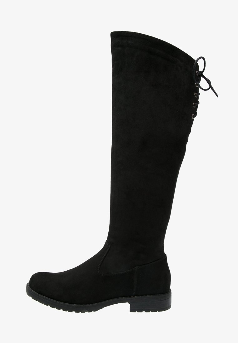 Botte noire en daim montant jusqu'au genou, avec un bout arrondi, une semelle plate et un détail de laçage décoratif à l'arrière. Texture lisse et design simple.