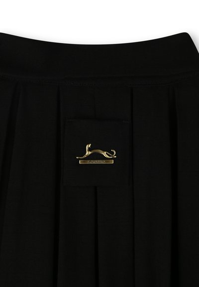 Zwarte plisséskirt met een rechthoekige zak met een gouden logo van een springende hond en de merknaam "LANVIN" daaronder. Soepele stofstructuur.