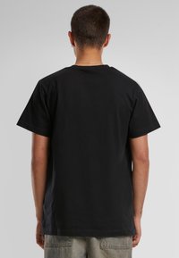 Mister Tee CHROME SKELETON HAND  - Camiseta estampada - black