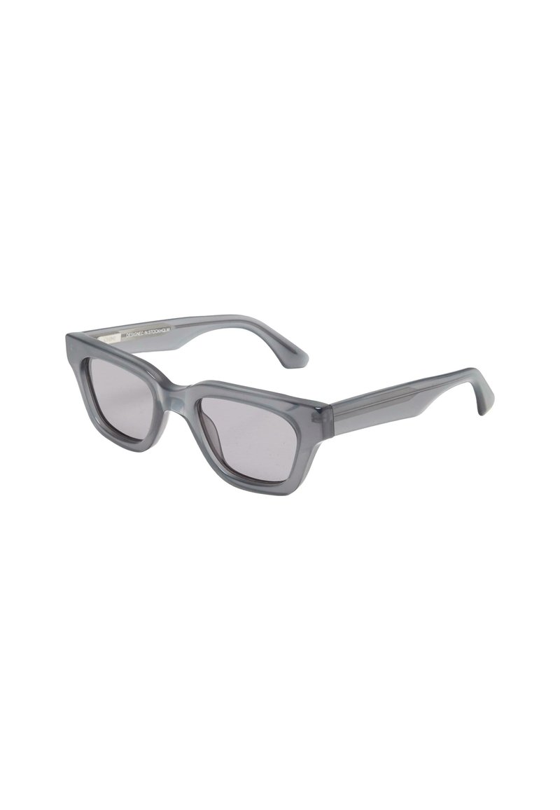 Ochelari de soare din plastic gri cu rame dreptunghiulare groase și lentile fumurii gri. Prezintă o textură netedă și brațe ușor curbate.