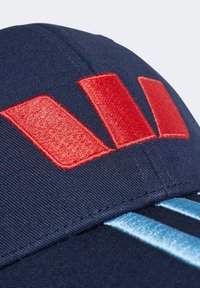 Mornarica kapa za bejzbol s izvezenim crvenim logotipom i svijetloplavim naglascima. Materijal je teksturirana tkanina s zakrivljenim vizir.