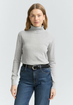 Gray turtleneck sweater made of soft material, long sleeves, paired with dark blue denim jeans and a black belt with a silver buckle.