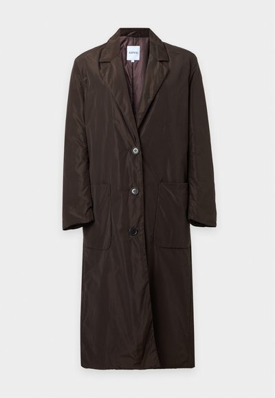 Long manteau marron foncé avec trois boutons à l'avant, deux grandes poches plaquées, col cranté et manches longues, présenté sur un fond clair.