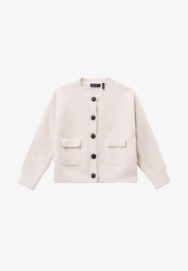 Weißer Fleece-Cardigan mit rundem Ausschnitt, vier großen braunen Knöpfen und zwei frontalen Taschen. Weiche Textur und gerader Schnitt.