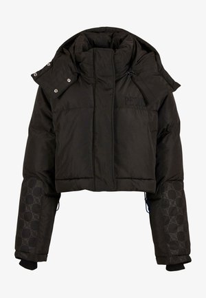 Kratka crna zimska jakna s visokim ovratnikom, zatvaranjem na cijeli patentni zatvarač i uzorkovanim rukavima. Ima dugmadi sa kopčanjem i logo marke.