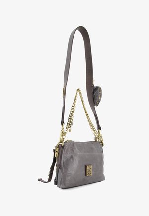 Grå læder crossbody taske med bred justerbar rem, guldkædehåndtag, lille vedhæftet mønteret og AS 98 metal logo plade.