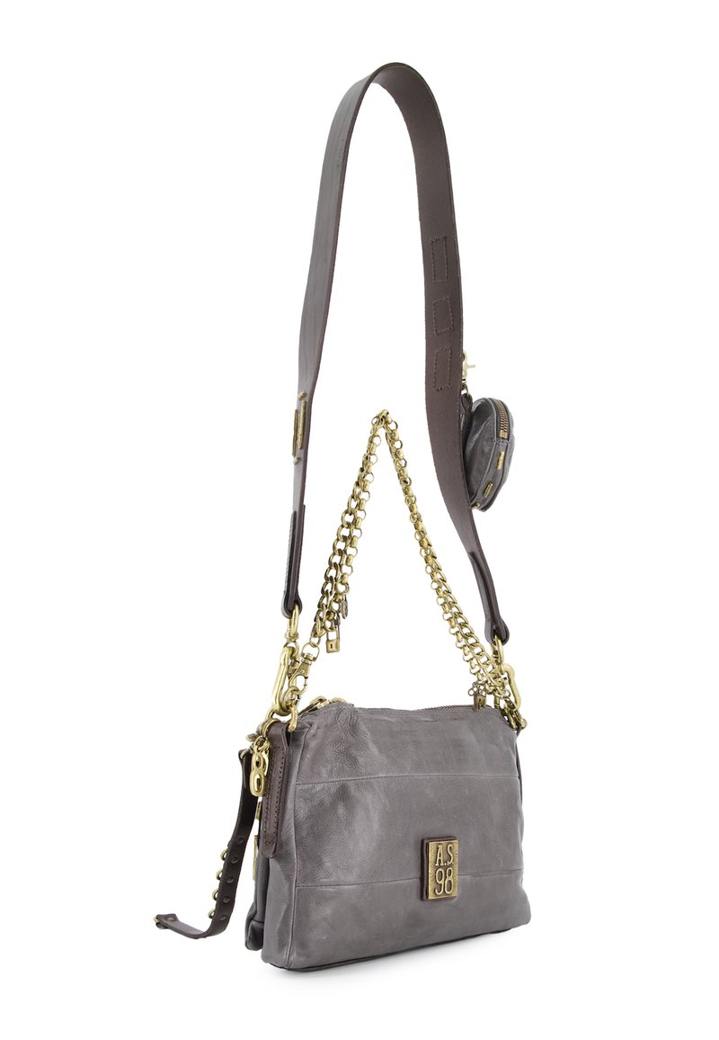 Grå læder crossbody taske med bred justerbar rem, guldkædehåndtag, lille vedhæftet mønteret og AS 98 metal logo plade.
