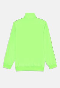 Unselected, signal green