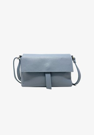 Borsa a tracolla in pelle azzurro chiaro con finitura texture, chiusura a patta e tracolla regolabile. Presenta un design minimalista e cuciture sottili.