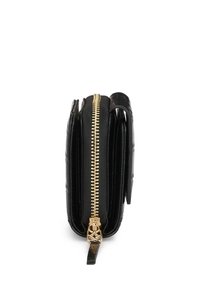 Fekete, struktúrált bőrből készült zip pénztárca arany színű fém kiegészítőkkel. Cipzáras záródással és több rekesszel rendelkezik a rendezett tárolás érdekében.