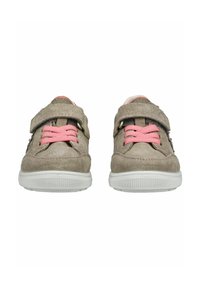 Šedé semišové tenisky s růžovými tkaničkami a suchým zipem. Mají bílou gumovou podrážku a texturované prvky na svršku.