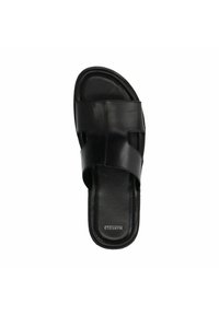 Sandale en cuir noir à glisser, avec deux straps horizontaux, semelle plate et semelle intérieure texturée. Nom de la marque "MANFIELD" imprimé sur le côté.