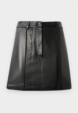 Schwarzer Lederrock mit strukturiertem Schnitt, ausgestattet mit einer Vordertasche und einem metallischen Akzent an der Taille. Glatte Textur und genähte Details.