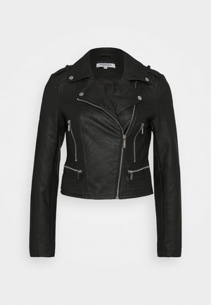 Giacca da motociclista in ecopelle nera con dettagli in metallo argentato, dotata di tasche con zip, colletto ripiegato e accenti a coste in vita.