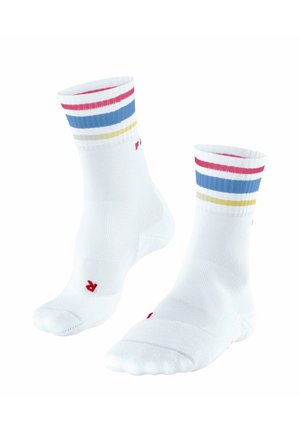 Witte enkelsokken met rode, blauwe, beige en witte strepen rond de boord en rode letters bij de tenen en enkels.