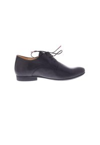 Chaussure de ville pour homme en cuir noir avec laçage fermé, bout arrondi, petit talon et lacets noirs noués avec des embouts rouges sur fond blanc.