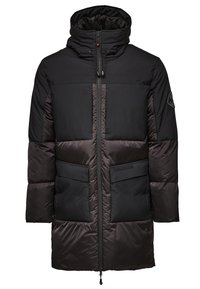 Veste matelassée noire avec col montant, fermeture éclair, deux poches avant, et un mélange de textures de tissu mat et brillant.