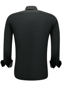 Zwarte blouse met lange mouwen, een klassieke kraag en knoopmanchetten. De stof lijkt glad met een subtiele glans en heeft geen patronen of accenten.