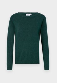 Pull en tricot vert foncé à manches longues avec poignets et ourlet côtelés, encolure ronde et une petite étiquette de marque blanche à l'intérieur du col.