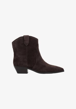 Barna szarvasbőr bokacsizma hegyes orral, finom western-stílusú varrással, lapos sarokkal és hátulján húzófüllel a könnyű felvétel érdekében.