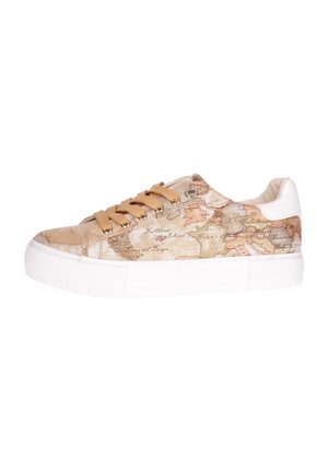 Niedrig geschnittener Sneaker mit beige-braunem Kartenmuster, hellbraunen Schnürsenkeln, weißem Fersenlasche und dicker weißer Gummisohle.