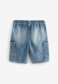Bermudas de cargo de mezclilla en azul claro, con cintura elástica y dos bolsillos laterales, de corte recto y textura ligeramente deslavada.