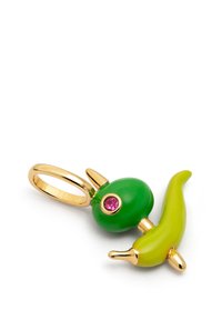Anillo de oro con encanto de aceituna verde que presenta un ojo de gema rosa y un encanto de chile amarillo-verde adjunto sobre fondo blanco.