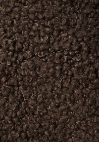 Bruine, gestructureerde stof met strakke, gekrulde lussen, die een dichte, pluche oppervlak creëren. De algemene kleur is een rijke, donkere bruin.