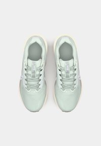 Lys grønne atletiske sko med en tekstureret mesh-overdel, creamfarvet sål og grå detaljer. Har snørebånd og et logo på tungen.
