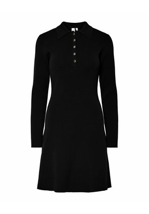 Zwarte lange mouw jurk met een geribbelde textuur, polo kraag en knoopsluiting met zes metalen knopen. Licht uitlopende zoom.