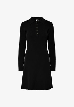 Svart langermet kjole med ribbet tekstur, polo-krage og knappestolpe med seks metallknapper. Lett utsving ved kanten.