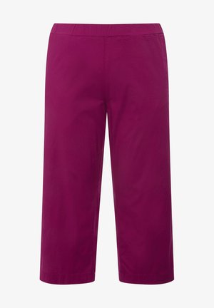 Fuksjowe spodnie 3/4 z elastycznym pasem, gładką fakturą, prostymi nogawkami i bez widocznych elementów metalowych lub ozdób.