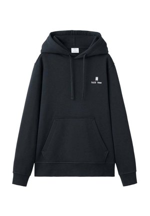 Hanorac negru din material moale, cu buzunar frontal, șireturi reglabile și un mic desen alb cu inscripția "PARIS 75009" pe piept.