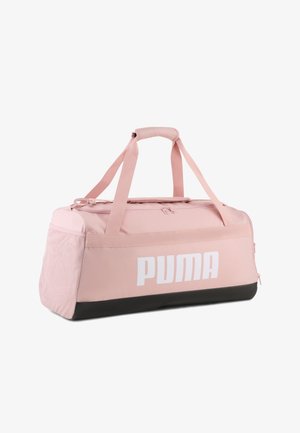 Borsa sportiva Puma rosa e nera con doppi manici, tasca laterale in rete e chiusura con cerniera superiore su sfondo bianco.