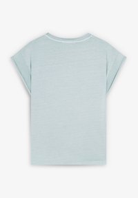 Lyseblå t-shirt med korte ærmer, afslappet pasform, rund halsudskæring og opkrøllede ærmer. Blødt, struktureret stof med minimal detaljer.