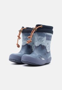 Μπλε αδιάβροχες λαστιχένιες μπότες με μοτίβο βουνών, αντίθετη σκουρό μπλε μανσέτα και δερμάτινα κορδόνια σε ταμπέ απόχρωση. Υφή στη σόλα για καλύτερο κράτημα.