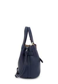 Marineblauwe leren handtas met een gestructureerde afwerking, bovenhandvatten, een verstelbare schouderriem en een ritssluiting. Versierd met een kleurrijke charme.