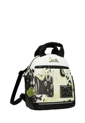 Schwarz-weißer Rucksack mit Muster, silbernem Logo, oberen Griffen, verstellbarem Tragegurt und einem Reißverschlussfach mit Logoakzent.