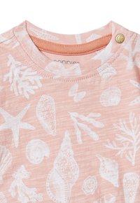 Rosa Kurzarmhemd mit weißen Muschel- und Korallenmustern, mit einem runden Ausschnitt und einem Druckknopf-Detail an der Schulter.