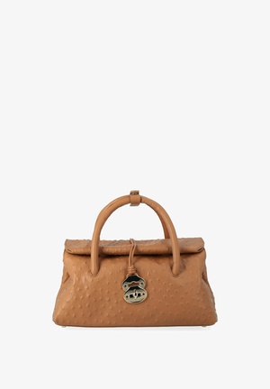 Borsa a mano in pelle marrone chiaro con una texture granulosa, manici superiori curvi e chiusura con fermaglio argento al centro sul davanti.
