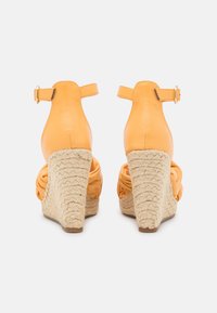 ONLY SHOES Sandály na vysokém podpatku - yellow