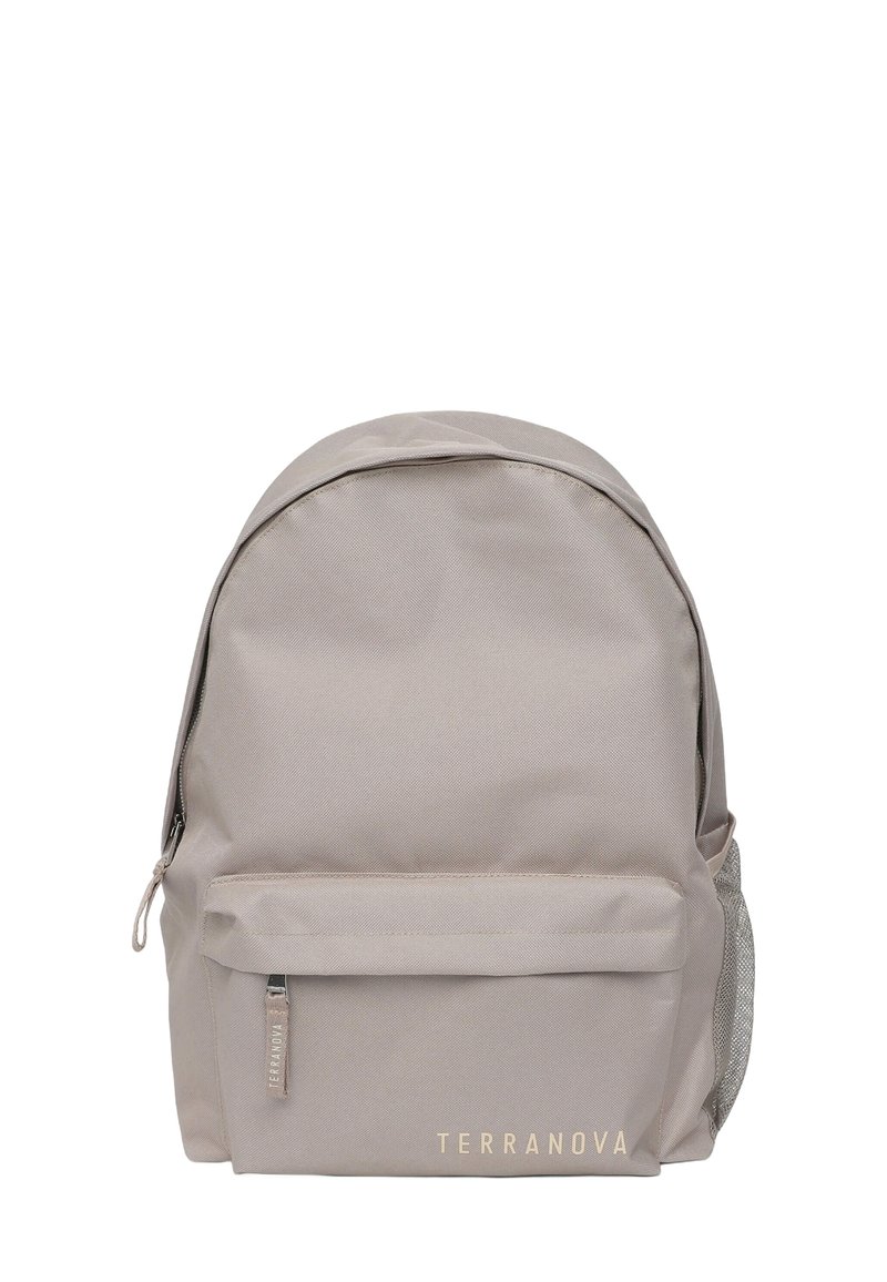 Zaino in tessuto beige dalla forma arrotondata, con una tasca frontale con zip, tasche laterali in rete e logo 'TERRANOVA' in oro.