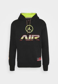 Sudadera negra con capucha ribeteada en verde, presenta un gran logo "AIR" multicolor y un gráfico de Jumpman. Incluye acentos de patrón a cuadros y un bolsillo tipo canguro.