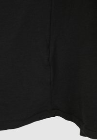 Tecido preto, textura suave, design simples de t-shirt com bainha curva e costura visível, sem padrões ou adornos.