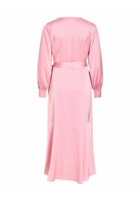 Robe longue en satin rose avec manches longues, taille ceinturée et jupe évasée, vue de dos sur fond blanc.