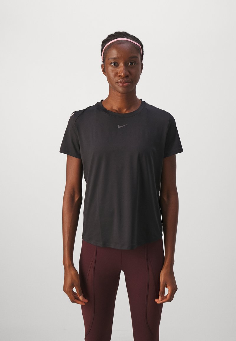 Schwarz Athletik-T-Shirt aus leichtem Material, mit Rundhalsausschnitt und kurzen Ärmeln, versehen mit einem kleinen Logo in der Mitte.