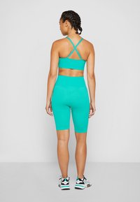 Puma SEAMLESS SHORT  - Pajkice - sparkling green