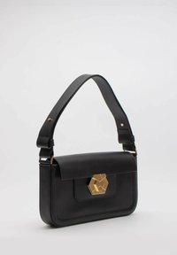 Borsa a spalla in pelle nera con una chiusura geometrica in oro, design rettangolare, parte superiore piatta e superficie liscia. Include una tracolla regolabile.