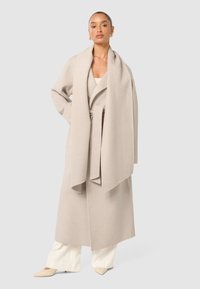 Forever New Petite MARIA SCARF COAT - Κλασικό παλτό - cream