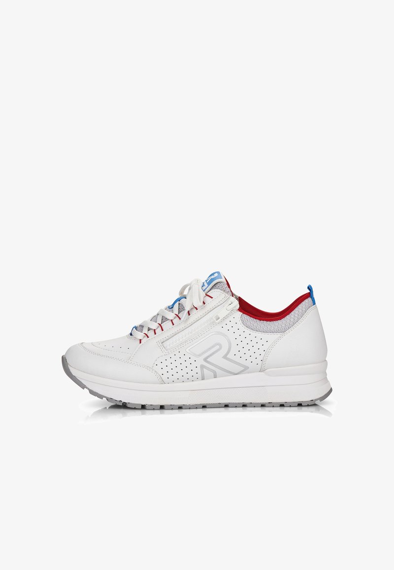 Scarpe da ginnastica bianche con un design perforato, dettagli in rosso e blu, e una suola testurizzata. Presentano una chiusura con stringhe sicura e un colletto imbottito.